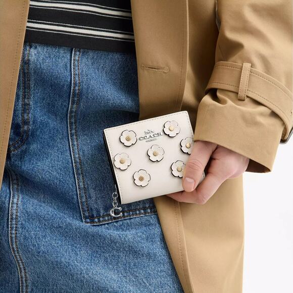 ❤️ Snap Wallet With Floral Applique - Picture 4 of 6